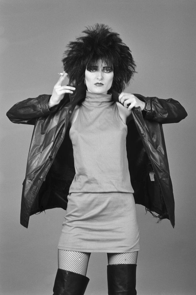  HAPPPPPPPPY BIRTHDAY PARTY TO U MISS SIOUXSIE SIOUX LOVE YA A VERY HAPPY UNBIRTHDAY. 