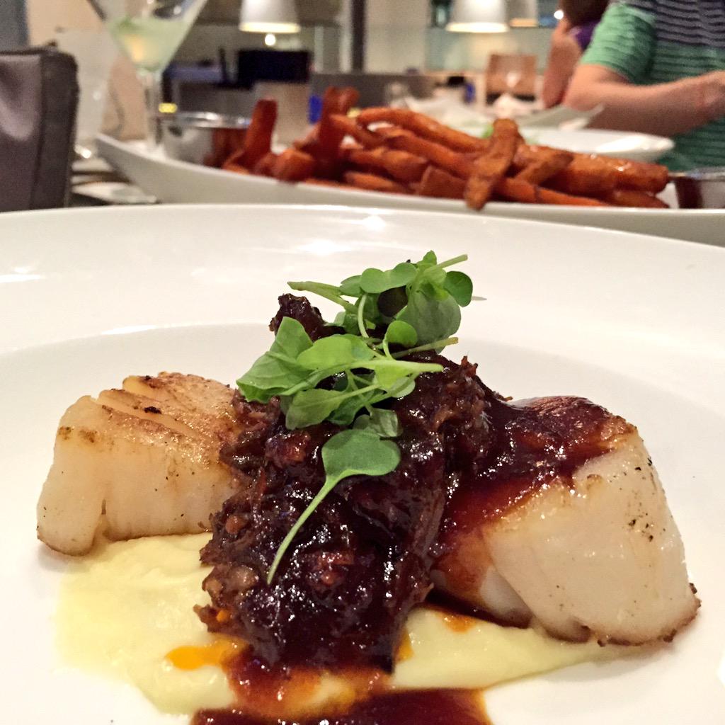 A great place to be stuck in with this rain! <a href="/SeaSaltStPete/">Sea Salt St. Pete</a> <a href="/SundialStPete/">Sundial St. Pete</a> #seafood #foodporn #instaburg @VSPC