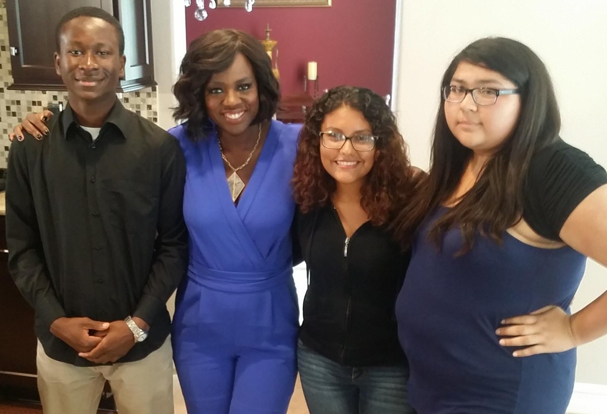violadavis's tweet photo. So excited to have met some students who have benefited from @HungerIs right here in LA! http://t.co/D2n1tOlnpn