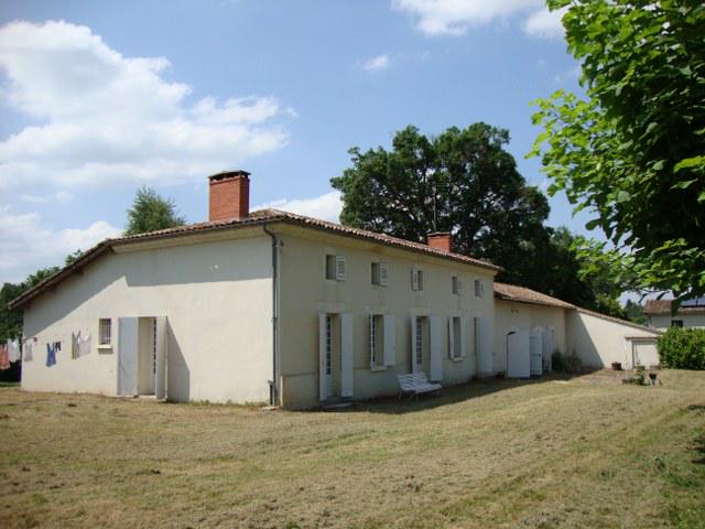 FRAProperty's tweet image. RT 1st4FrenchProp "Property in #Montguyon, #Poitou_Charentes, 220000 euros: Ref: PI18463LW; Super longere (long… … http://t.co/85LdzZsffD"