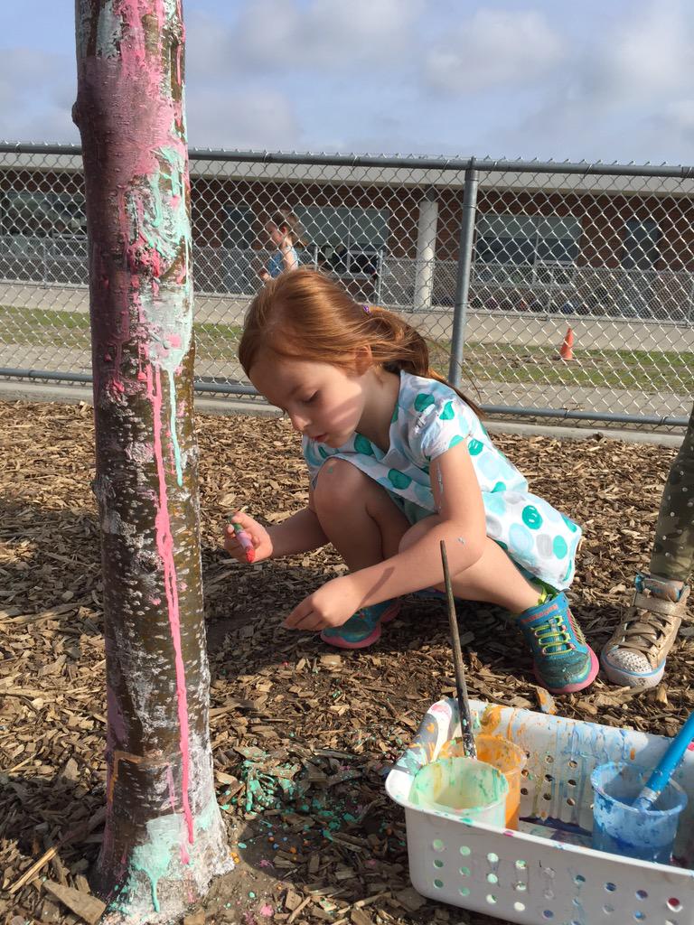 JennaSchertzer's tweet photo. @TVAelementary Outdoor exploration with painting by our EY students. #tvaelem http://t.co/UMqrEGrdki