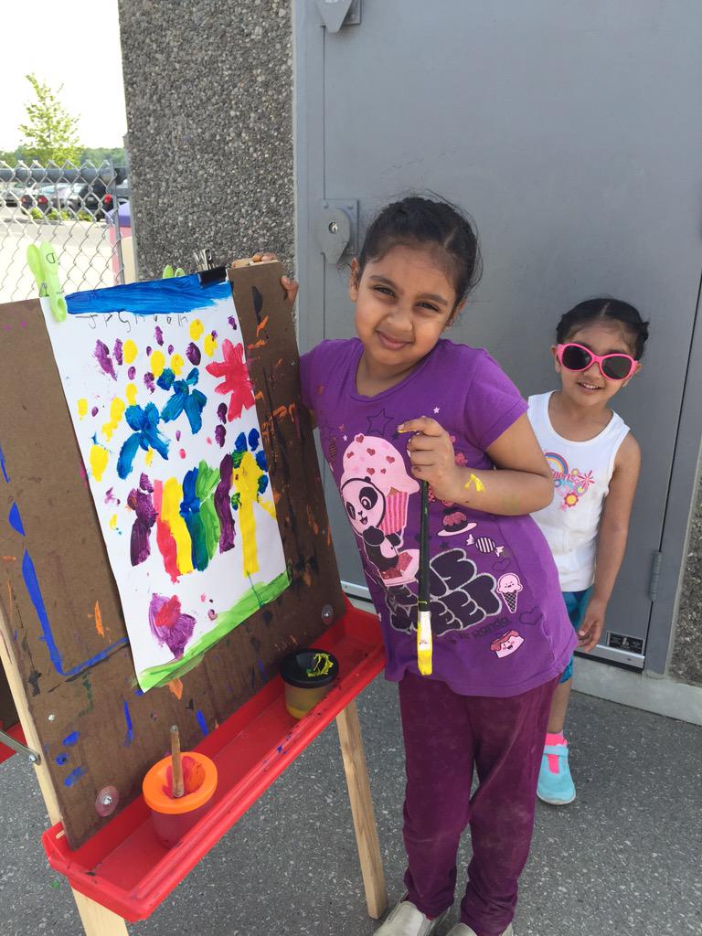 JennaSchertzer's tweet photo. @TVAelementary Outdoor exploration with painting by our EY students. #tvaelem http://t.co/UMqrEGrdki