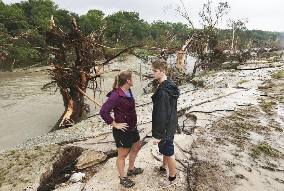 YahooNews's tweet image. Texas flooding overwhelms town of Wimberley, a popular bed-and-breakfast getaway yhoo.it/1etjsko #houstonflood