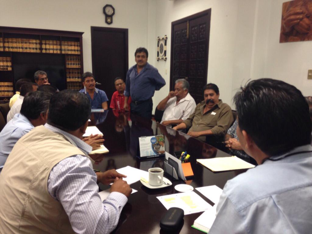Matias_QM's tweet photo. Esta noche recibo en casa #Morelos a transportistas de la zona oriente para atender sus inquietudes http://t.co/yFdgThvgNe