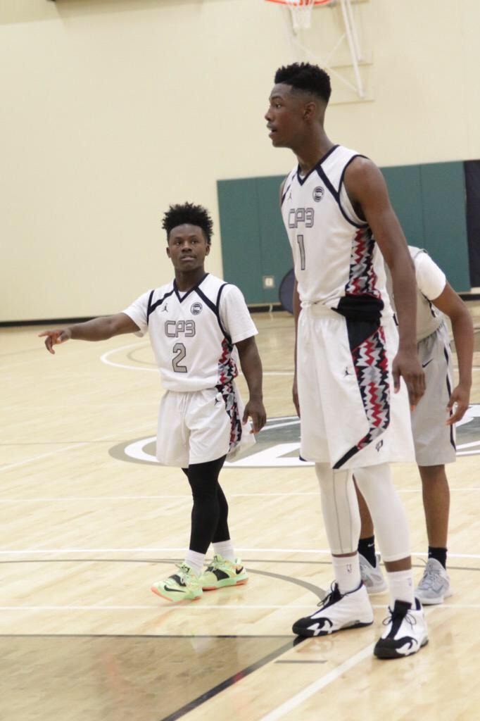 RSteveShelton's tweet photo. The 5-footer @rogers_shawnta telling the 7-footer @TheReal_HG3 "Yo what are you doing get in there &amp; rebound"#TeamCP3 http://t.co/ik1rG48iQS