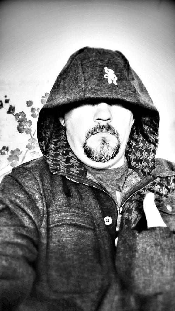 moodtros's tweet image. .@zanelamprey  I can finally be the high class drunk I've always strived to be!  #DrinkingJacket