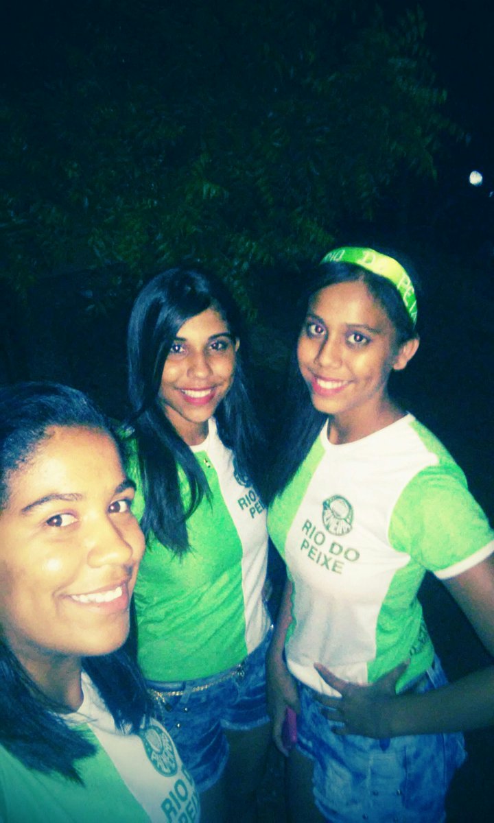 Fatimas2s2s2's tweet photo. Bom esta com elas.. irma e prima http://t.co/2xlRJVZh1f