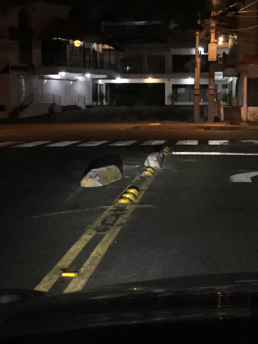 pablogarciag's tweet photo. Bloque de cemento en medio de la calle Paseo de los Locutores. (Condicion Insegura) #SeguridadRD @AlfonsoUrena http://t.co/gZ3rRPDJsx