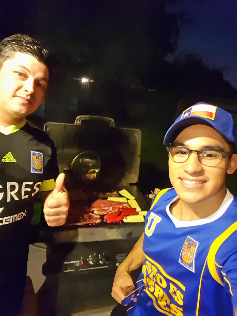 leal_89's tweet photo. Disfrutando del partido por @FOXDeportes con el señor @johnLaguna3 Arriba @TigresOficial #Texas #copalibertadores http://t.co/97Hr3eFY1j