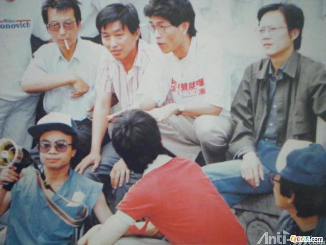 89年6月2日下午，天安门广场纪念碑基座北侧，绝食者（左起）刘晓波、高新、侯德健、周舵。左下持话筒者是新闻发言人、政法大学教师陈小平。#图说八九六四