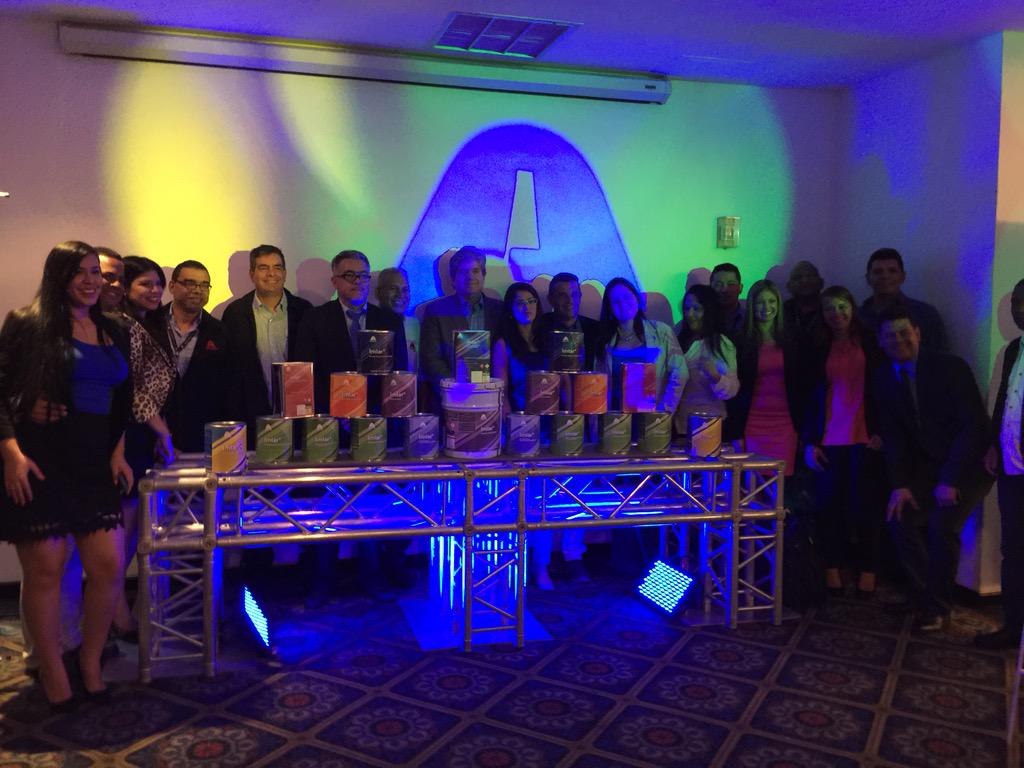 ElCentro_Axalta's tweet photo. Hoy súper Emocionados con el Equipo #Axalta en el Lanzamiento de la Línea #Imlar #SimplementeBrillante @AxaltaLATAM http://t.co/9JtGCCEv0I