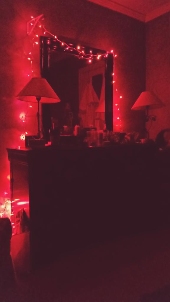 JodySuh's tweet photo. #redlights #Ilivewithmymom http://t.co/y6sKV5zFAc