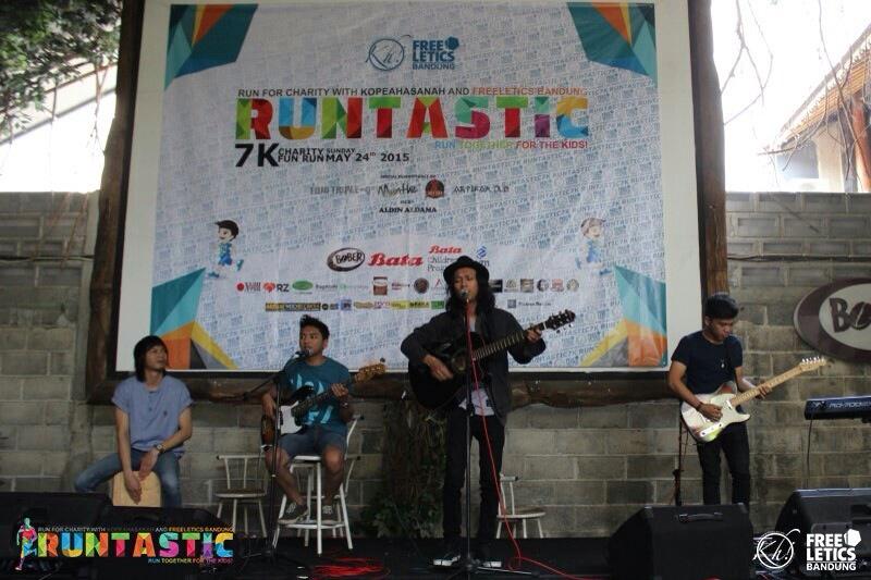 KopeaHasanah's tweet photo. @muntheboyd @MuntheOfficial dan band juga ikut berpartisipasi dlm acara @runtastic7k .Thx kak munthe! #runtastic7k http://t.co/Xn8hjymUKL