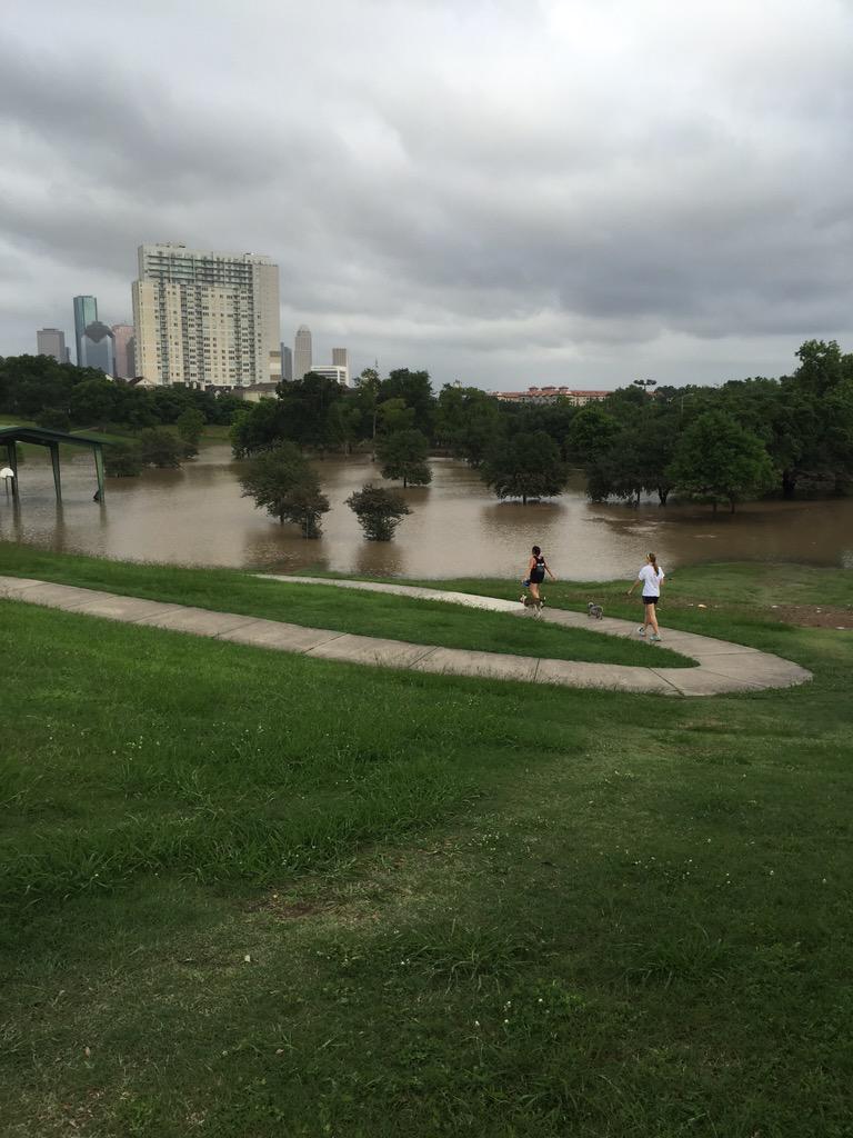 jon87422006's tweet photo. The park and road next to me http://t.co/2xnQnj8OAO
