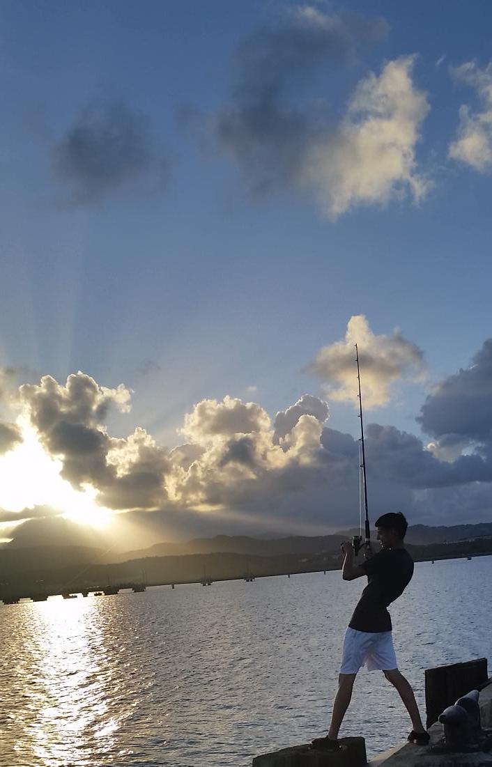 Lapolla2012's tweet photo. @adamonzon @DeborahWAPA el hermoso atardecer pescando, desde la antigua base en Ceiba http://t.co/h25GrU92Lq