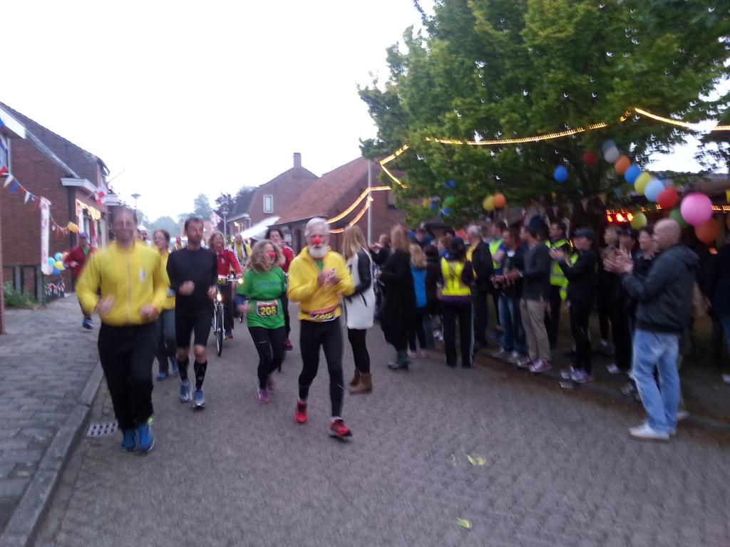 StijnBoode's tweet photo. Doorkomst Ossendrecht met het hele team @Ropa208PZH #rrteam208 http://t.co/7pYOuwPGE2