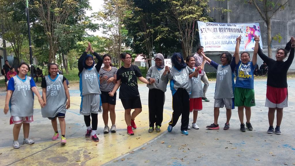 kampestan_'s tweet photo. Slmt utk tim basket putri @kampestan_ yg meraih medali emas mengalahkan Budidaya Perikanan dgn skor 26-17. #pspjuara http://t.co/Ic7QzscAFg