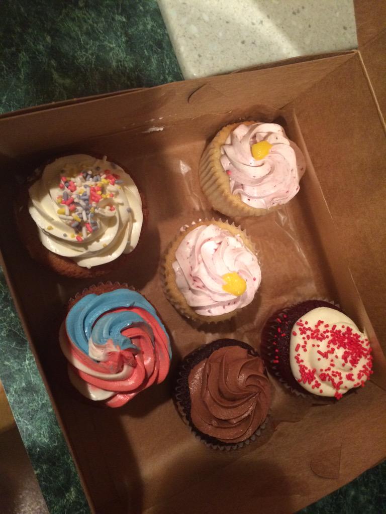 apsuche's tweet photo. #Yum Birthday Cupcakes #ShopLocal #ShopOG http://t.co/pGiclqVPio