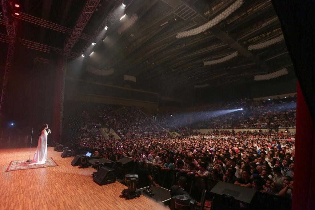 raisa6690's tweet photo. gak ngerti hrs ngomong apa lg. bahagia luar biasa,cuma bs blg alhamdulillah, makasih semuanya.  #magnumraisakonser http://t.co/AlOo2hegme