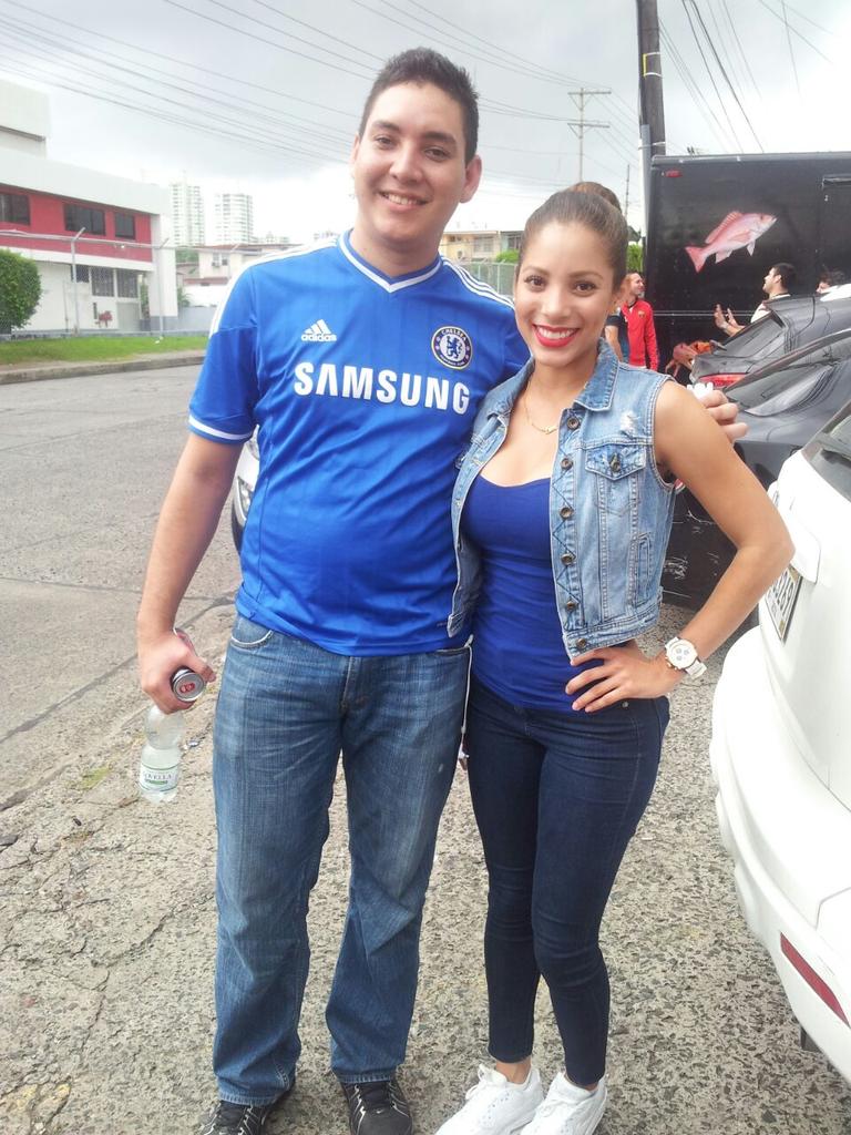 paleman06X's tweet photo. #FiestaBlue con la hermosa @delanyprecilla http://t.co/IXrGgAkzJ6