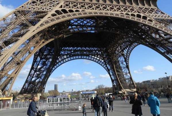 detikcom's tweet photo. Gara-gara Banyak Copet, Menara Eiffel Ditutup Sementara http://t.co/KpQEiX5J34 via @detiktravel http://t.co/da4BsjzuHo