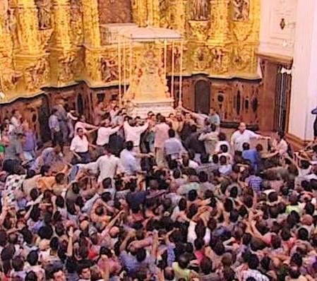 portaltaurino's tweet photo. Rocío 2015 a las 3,03 de la madrugada hora prevista se produce salto a la reja de la Virgen del Rocío @portaltaurino http://t.co/ZBvEDKJidl