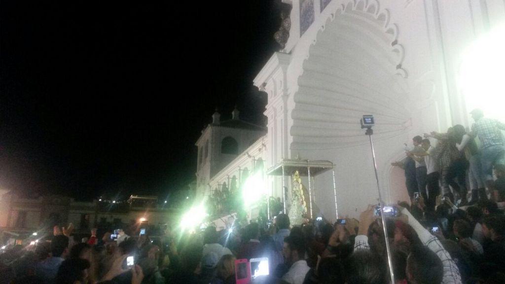 M_J_Fernandez's tweet photo. Empieza el vuelo de la Blanca Paloma #Rocio15 @elcorreoweb http://t.co/lKseZu4tRW