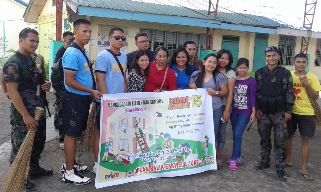 lutayanPNP's tweet photo. Brigada Eskwela http://t.co/gEg4kwNU0q