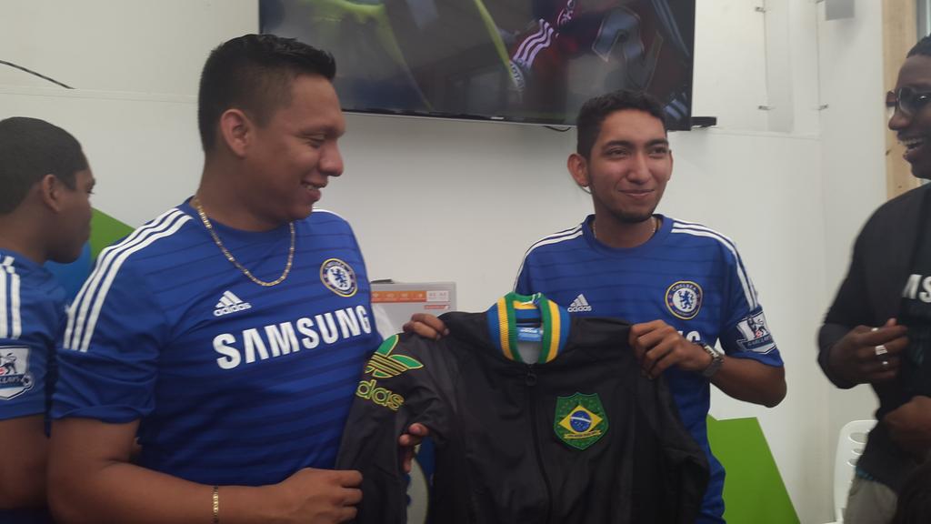 JhonyMosquera's tweet photo. Gracias a @adidaslatam por su aporte en la #FiestaBlue @CesarAnel http://t.co/a1dZKKMZxG