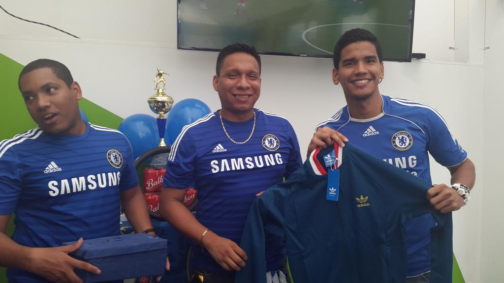 JhonyMosquera's tweet photo. Gracias a @adidaslatam por su aporte en la #FiestaBlue @CesarAnel http://t.co/a1dZKKMZxG