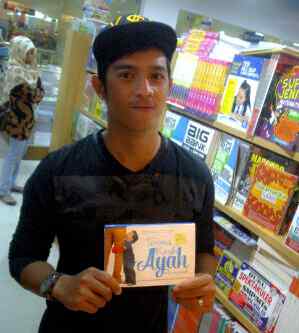 TerimakasihIBU's tweet photo. Ayah; ketika melihat punggungmu yang kian melemah, sedih hati ini aku belum bisa membahagiakanmu *BukuTerimakasihAyah http://t.co/FGgIDQdXEg
