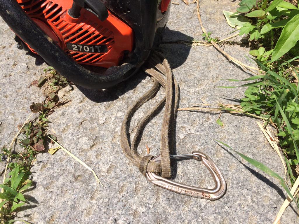 Twitter पर 山内朋樹 Tomoki Yamauchi 樹上でチェーンソーをどこでもひっかけられるようカラビナとバンドをつけてる 樹上勤務では切れ味やパワーだけでなく軽さ 小ささが重要なのでメーカーは共立を使用 スティールも良さそうだけど トップハンドルとしてはやや