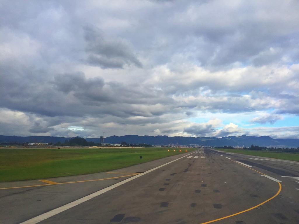 xavierverdaguer's tweet photo. From #bogotá to #medellín . Testing @imaginecc #colombia #express2015 in flight master class. @Avianca http://t.co/zg6qOOWYFv