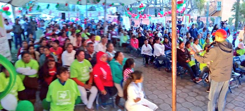 CelisAguirre's tweet photo. Muy animados en Sto. Domingo Atoyatempan. ¡Gracias por recibirme y escucharme! #VamosConTodo http://t.co/we4363UAN1