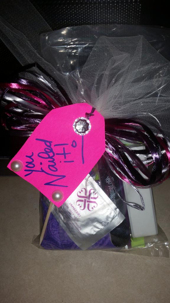 LauraJamingNail's tweet photo. Gift bags for all my host! :) #naillife #nails #jamberry #trending #fashion #lovethis #mani #pedi #hostrewards http://t.co/fiaxHNBiKU