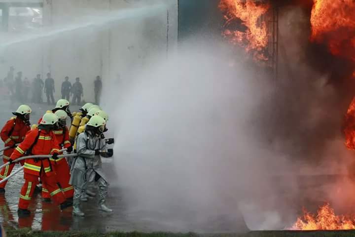dudi_313's tweet photo. Kebakaran basement Pullman Hotel di kawasan Central Park, Jakbar, sampai saat ini masih ditangani petugas http://t.co/E7rj4RhFtv
