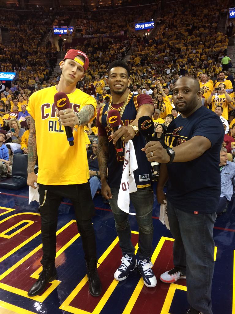 cavs's tweet photo. Lace up for the 4th quarter, #CavsNation.

#ALLinCLE #ClevelandIsTheCity http://t.co/Hty0SvIMdI