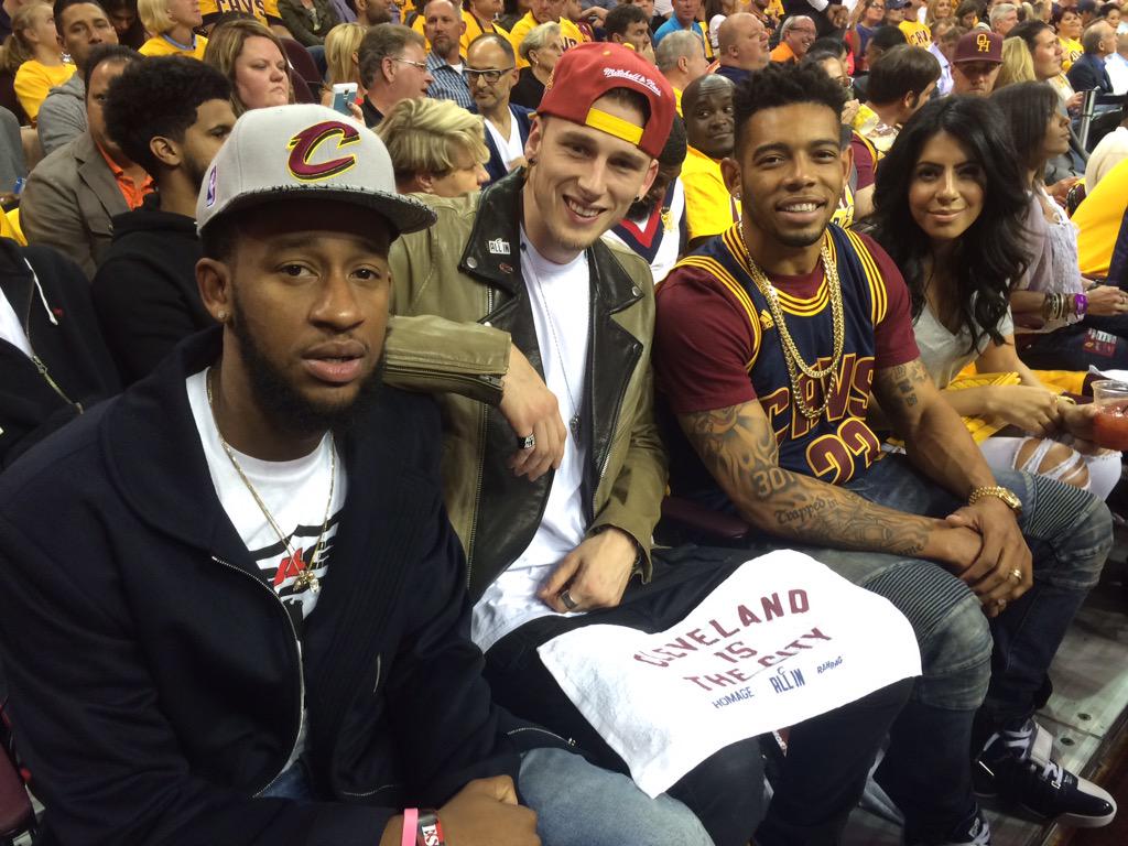 cavs's tweet photo. Lace up for the 4th quarter, #CavsNation.

#ALLinCLE #ClevelandIsTheCity http://t.co/Hty0SvIMdI