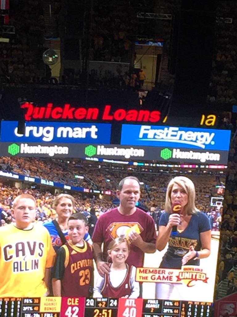 wjetrey's tweet photo. Reppin' the @GVartwork on #HUMONGOTRON #ALLinCLE http://t.co/u86jCn52pt