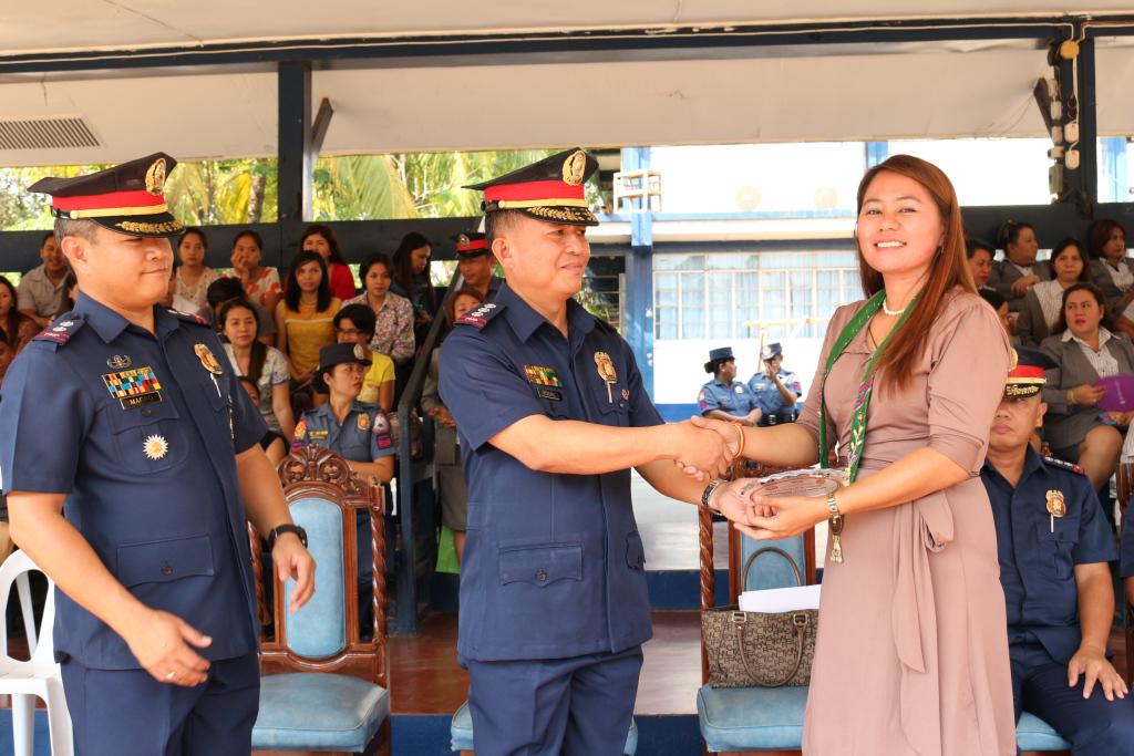 RCDS_PRO10's tweet photo. @PNP_OTDCO @pnppio PSSUPT GM ROSALES,OIC-RCDS attended the MondayFlagRaising with Ms. Armi Lou F. Austria,AFPSLAI-GOH http://t.co/SvMKJTBuHT