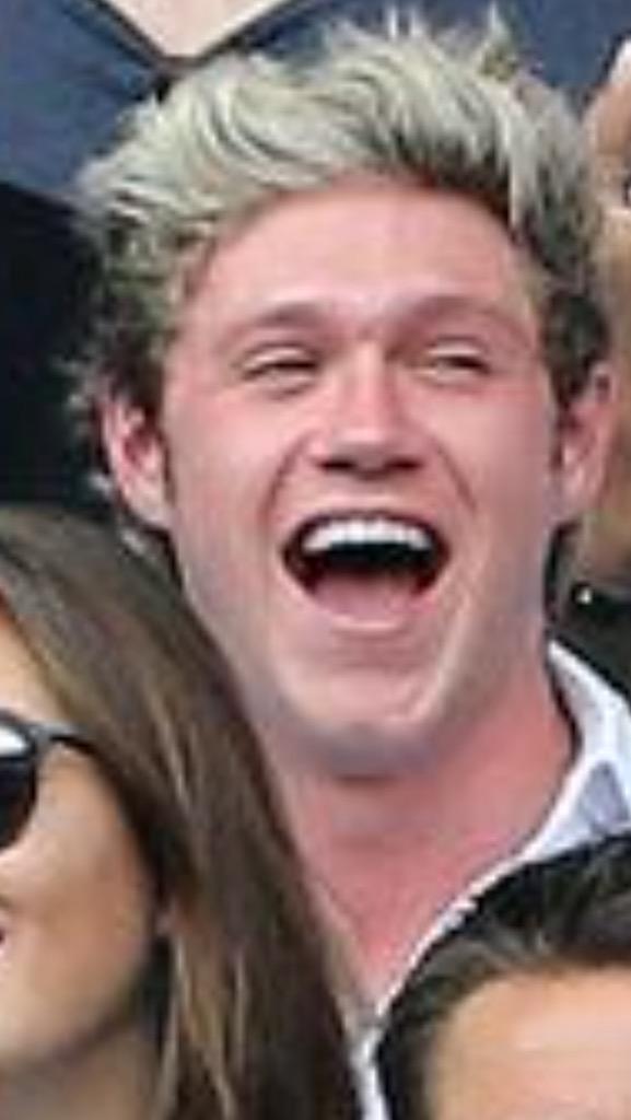 smallgolfniall's tweet photo. When you hear Niall and Melissa are NOT DATING ME 😂#ThanksToNiall http://t.co/vPxGEfyJVc