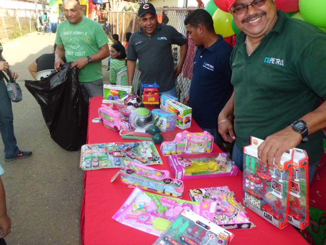 Catatumbo's tweet photo. Vía @42_nava nuestros trabajadores colaborando con los más necesitados,esto es #LaborSocial #BatallonCatatumbo http://t.co/tVFg7gpPl3