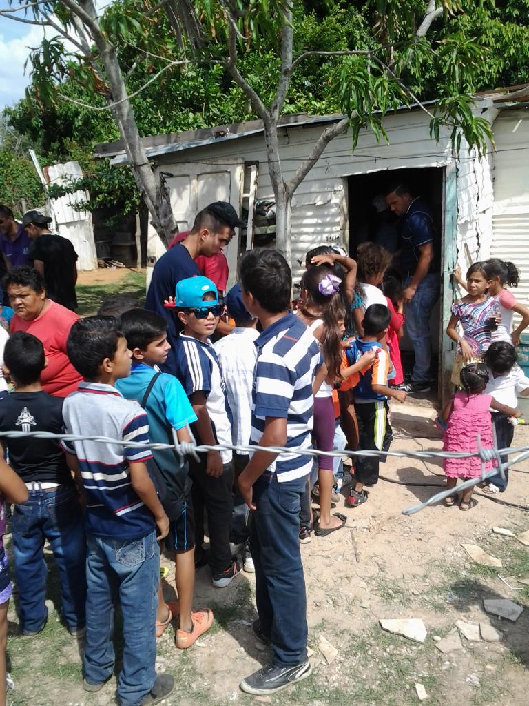 Catatumbo's tweet photo. Vía @42_nava nuestros trabajadores colaborando con los más necesitados,esto es #LaborSocial #BatallonCatatumbo http://t.co/tVFg7gpPl3