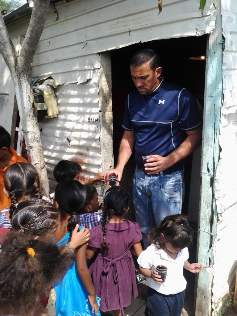 Catatumbo's tweet photo. Vía @42_nava nuestros trabajadores colaborando con los más necesitados,esto es #LaborSocial #BatallonCatatumbo http://t.co/tVFg7gpPl3