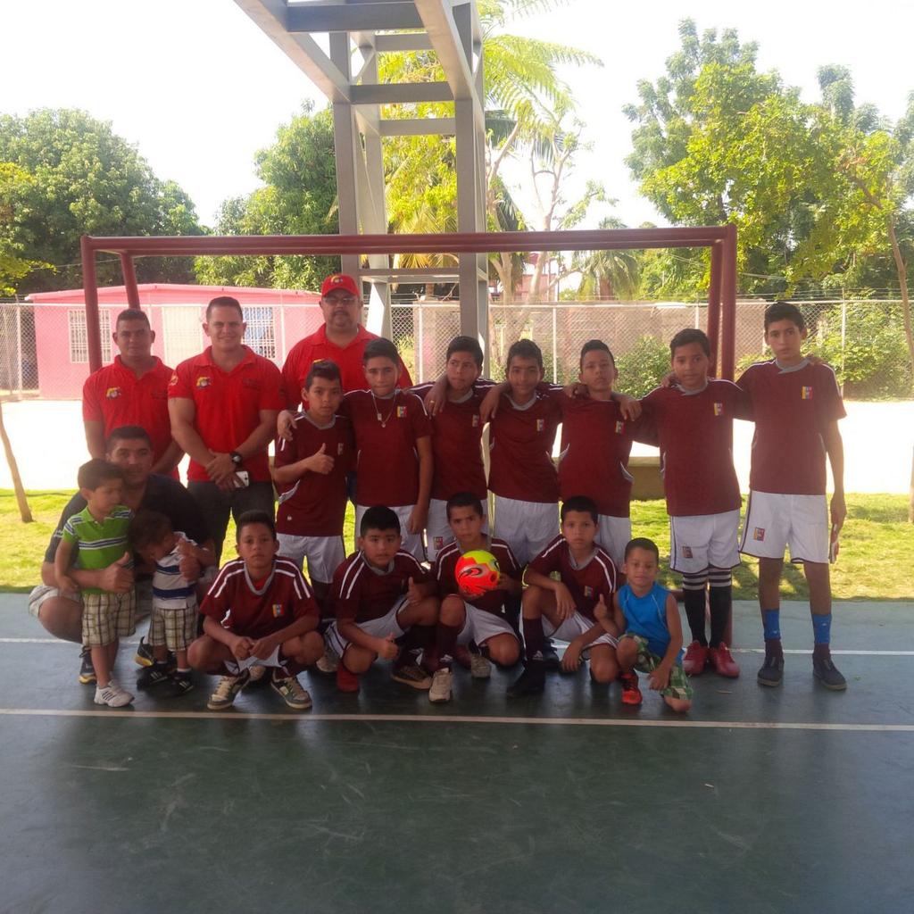 Catatumbo's tweet photo. #BatallonCatatumbo de la mano con el deporte, la cultura y la recreación somos #LaborSocial http://t.co/IrwdmkH4Zd