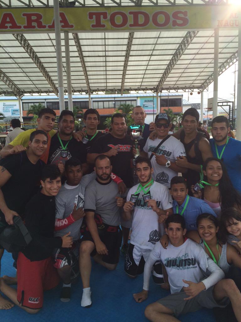 pipojitsu's tweet photo. El @vjjteam campeón de la copa violen gi de jiu jitsu @VicioMMA @TATAMEMAGAZINE @graciemag_br http://t.co/OXt6ph73tK