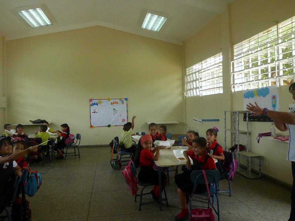 Catatumbo's tweet photo. Donación desayunos en U.E.E. "Hermogenes Mendez" de San fco 17/05/2015, en iniciativa con nuestr empresa COAPETROL http://t.co/bBG3ZKHxMV