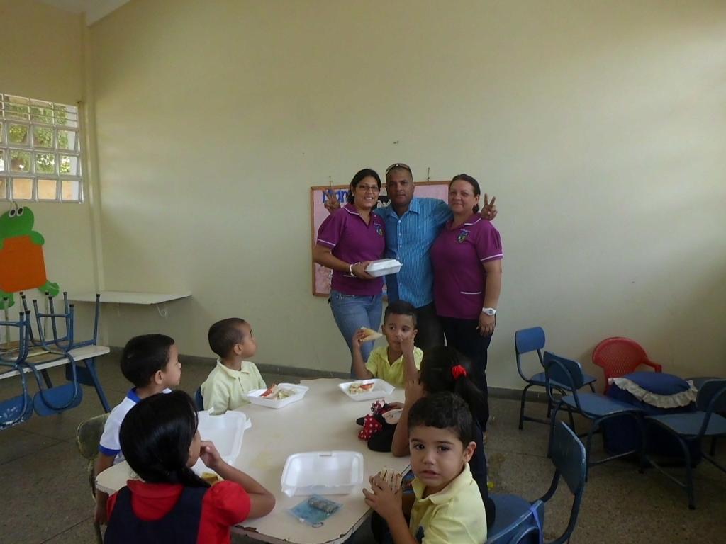 Catatumbo's tweet photo. Donación desayunos en U.E.E. "Hermogenes Mendez" de San fco 17/05/2015, en iniciativa con nuestr empresa COAPETROL http://t.co/bBG3ZKHxMV