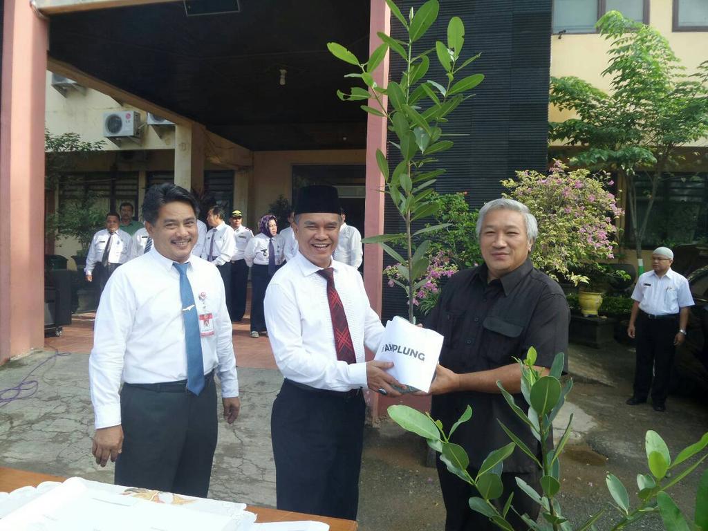 syahariejaang1's tweet photo. 500 bibit pohon dari Bpk Alif Fernandes,SE &amp; peralatan kebersihan lain demi tercipta Samarinda HBS. #BersamaKitaBisa http://t.co/cdWbsnqZzY