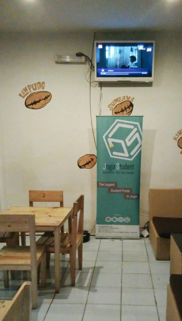 Jogjastudent's tweet photo. #Jogest udah nongkrong di @Hestekkopi nih. Konon, ada #Diskon15% semua menu sampai jam 6 sore lho di sini. ๐ http://t.co/DQPlp1GGTY